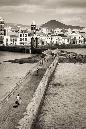 Puente de las Bolas con visitantes - Arrecife.