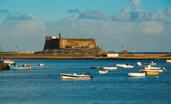 Barquitos ante el Castillo de San Gabriel - Arrecife.