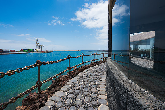 Terraza con vistas al puerto de Los Mármoles - Castillo de San