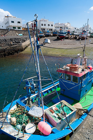 Barco ante puerto en La Santa - Tinajo.