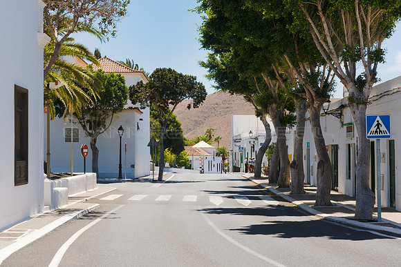 Carretera en el centro de Yaiza.