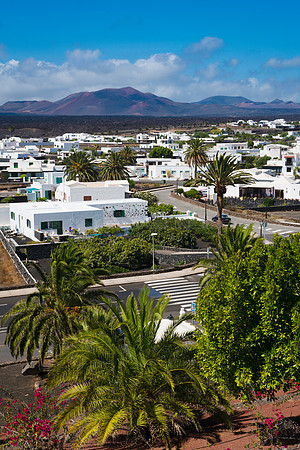 Vistas al pueblo de Yaiza con Timanfaya al fondo.