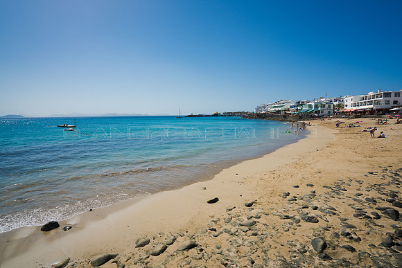 La Playa del Pueblo a contraluz - Playa Blanca, Yaiza.