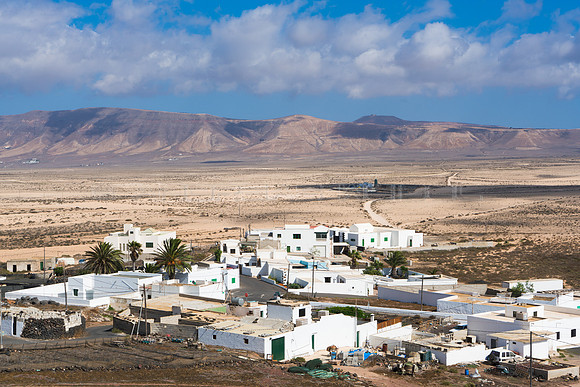 Casas de Soo ante el Jable y el Risco de Famara - Teguise.