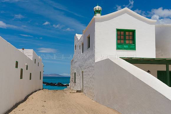 Pasillo al mar en La Caleta de Famara - Teguise.
