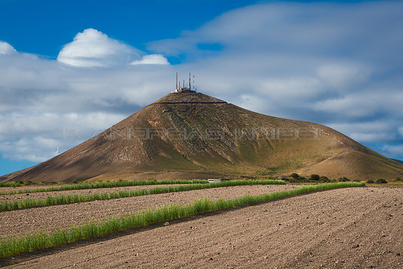 Volcán con antenas - Montaña Mina, San Bartolomé.