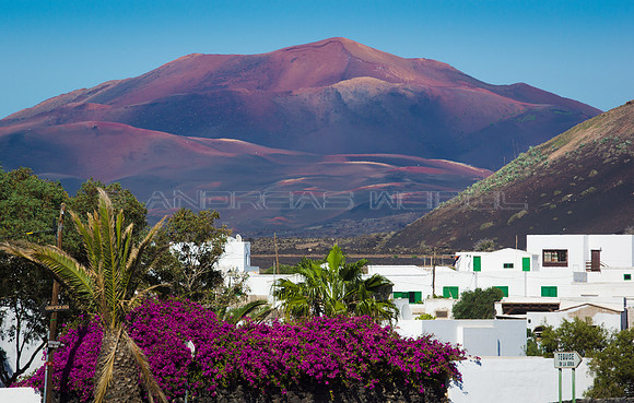 Casas en Uga ante el macizo de Timanfaya - Yaiza.