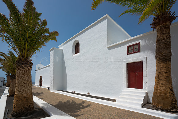 Lateral con palmeras - Iglesia de San Marcial, Femés.