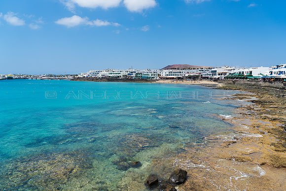 Aguas turquesas en Playa Blanca - Yaiza.