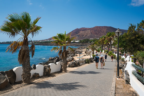 Hacia Montaña Roja - Paseo Marítimo en Playa Blanca, Yaiza.