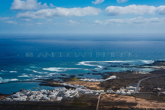 Órzola entre mar y lava.