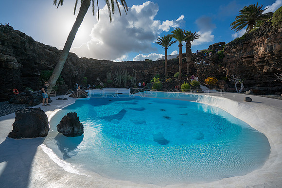 Piscina a contraluz en Jameos del Agua - Haria.