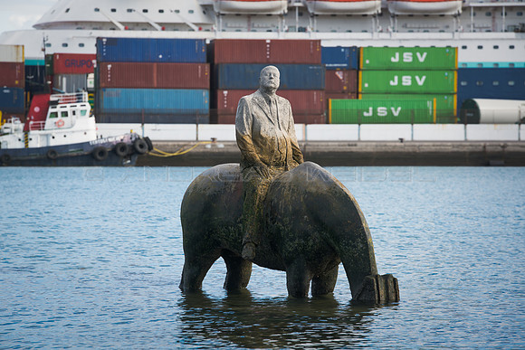 Escultura de la obra "La Marea Creciente" de Jason deCaires - Pu