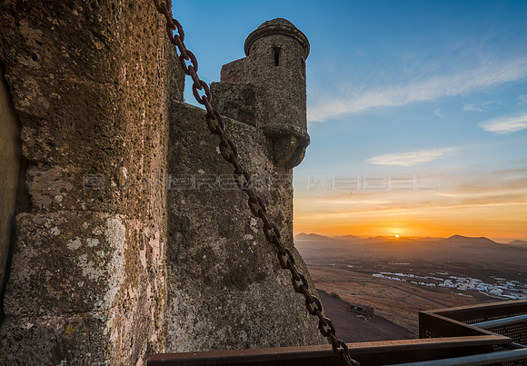 Castillo de Santa Barbara con puesta de sol - Teguise.