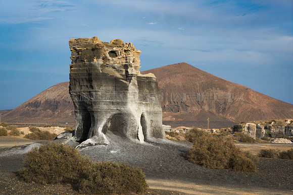 Cantera con volcán - Teguise.