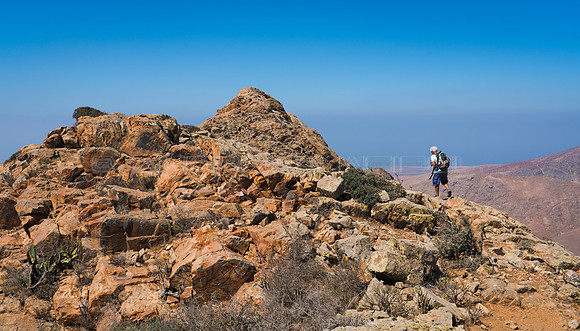 Senderista entre rocas naranjas - Macizo de Betancuria.