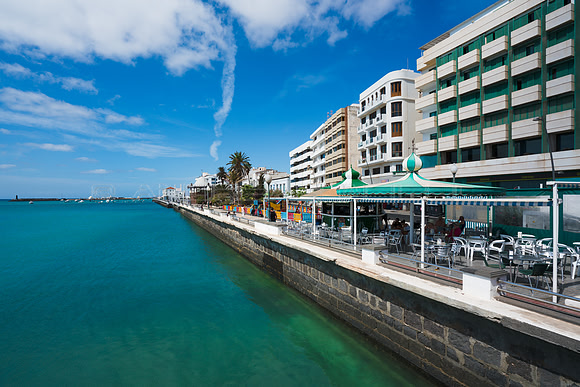 Fachadas en la bahía de Arrecife, Lanzarote.