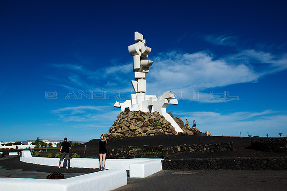 Turistas ante el Monumento al Campesino - Lanzarote, Canarias
