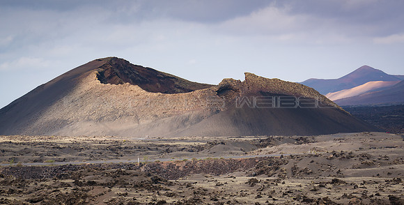 El volcán del Cuervo en un día nublado - Tías.