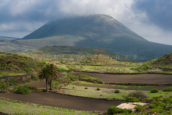 Valle verde ante el Monte Corona - Haria.