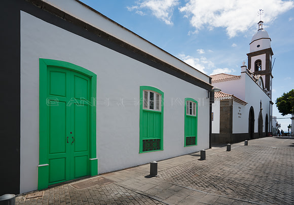 Fachada junta a la Iglesia de San Ginés - Arrecife.