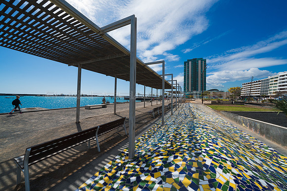 Bancos a la sombra en el Parque Islas Canarias - Arrecife.