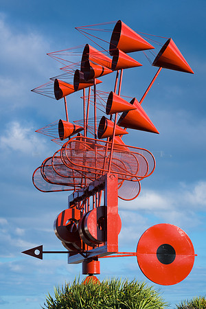 Juguete de viento contra un cielo nuboso - Arrieta, Haria.