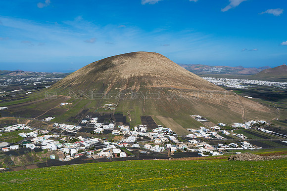 El pueblo de Montaña Blanca con el volcán Guatisea - San Barto