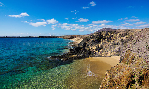Calas y playas entre acantilados - Costa de Papagayo, Playa Blanca.