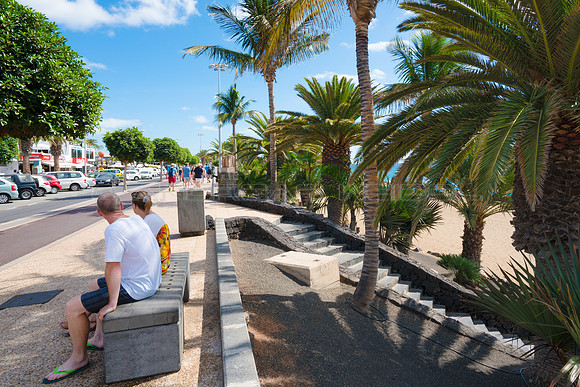 Descanso en la sombra - Avenida de Puerto del Carmen, Tías.