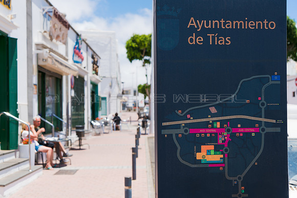 Zona comercial con panel - Tías.