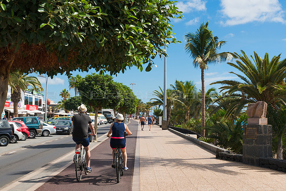 En bici por la Avenida - Puerto del Carmen, Tías.