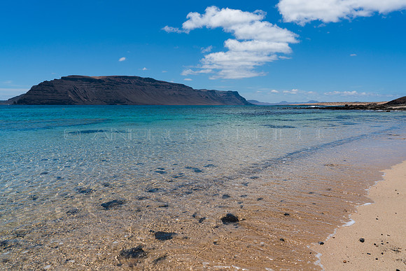 El Risco de Famara desde la Playa de Pedro Barba - La Graciosa.