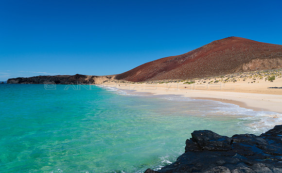 La Playa de Las Conchas con Montaña Bermeja - La Graciosa.