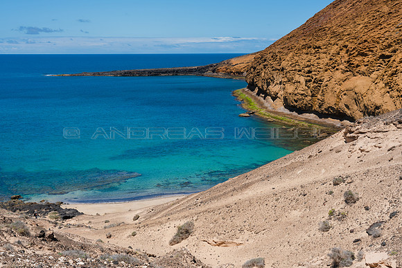 Llegando a la playa - Playa de La Cocina con Montaña Amarilla,