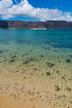 Barcos ante el Risco de Famara en la Playa de la Francesa - La Graciosa.