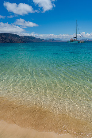 Agua transparente con Risco y Catamarán - Playa de La Francesa,