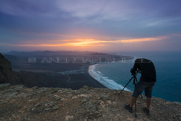 Fotógrafo en el borde del Risco de Famara.