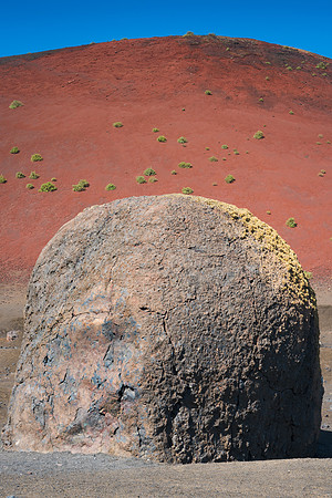 "La Bomba" - Bomba volcánica ante el volcán Montaña Colorada,