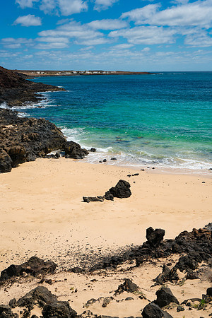 Playa de los Conejos con Pedro Barba al fondo - La Graciosa.