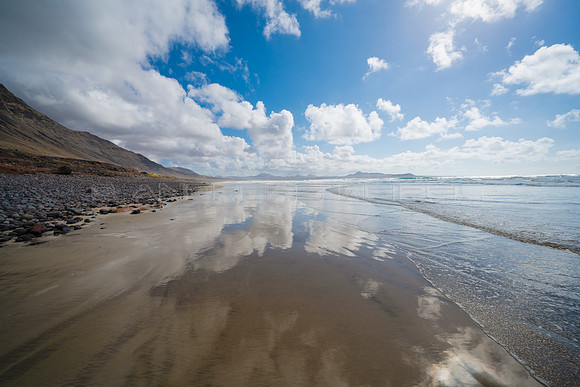 Reflejos en la playa - Playa de Famara, Teguise.