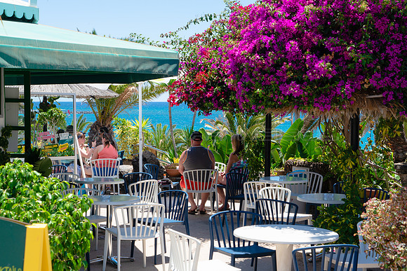 Terraza con buganvilla y vistas - Avenida marítima, Costa Tegui