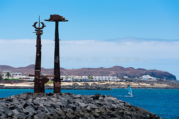 Muelle con escultura - Paseo marítimo de Costa Teguise.