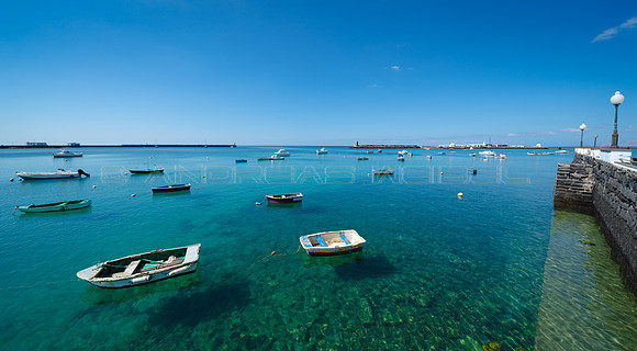 Barquitos en la bahía de Arrecife.