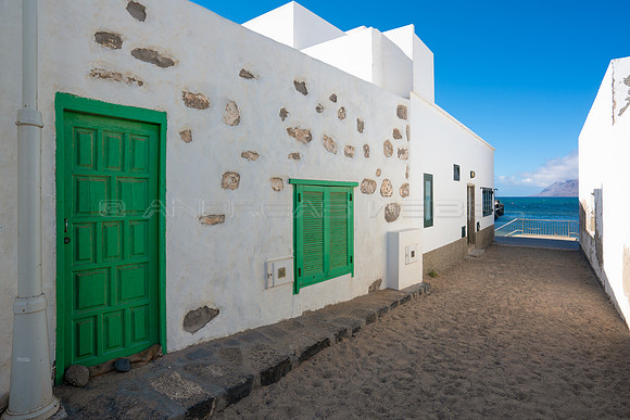 Callejón al mar - Caleta de Famara, Teguise.