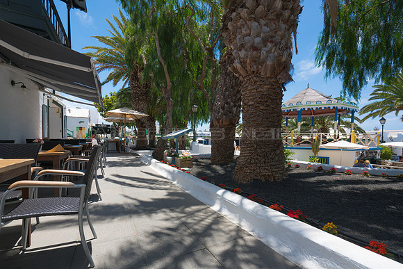 Jardines, restaurantes y bares en el Pueblo Marinero - Costa Teg