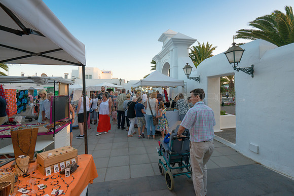 Mercadillo accesible - Pueblo Marinero, Costa Teguise.