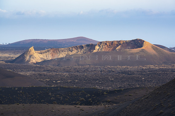 Paisaje con cráter - Vista al volcán del Cuervo en el Parque N