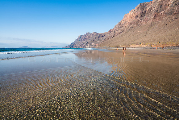 Líneas cruzadas en la Playa de Famara - Teguise, Lanzarote.