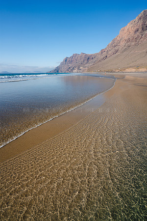 Ola contra olitas - Playa de Famara, Teguise.